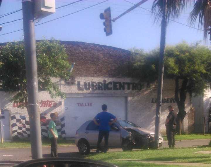 Imagen de Un conductor perdió el control de su coche y chocó contra una columna