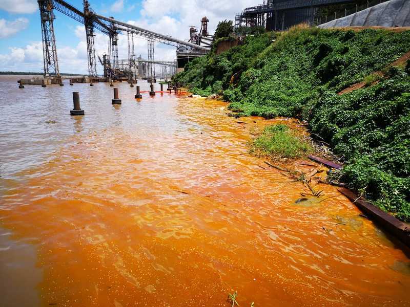 R&iacute;o color anaranjado