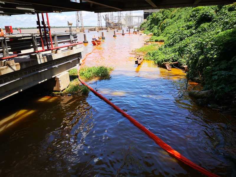 R&iacute;o color anaranjado