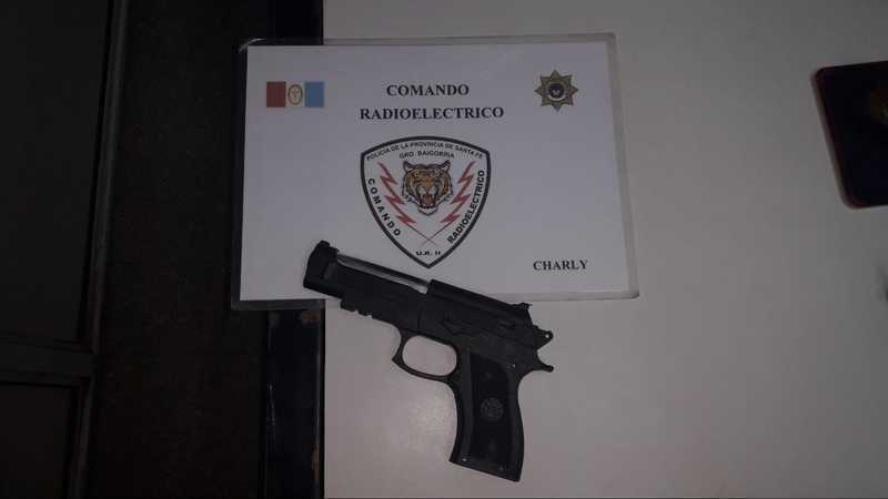 La réplica de la 9 mm secuestrada