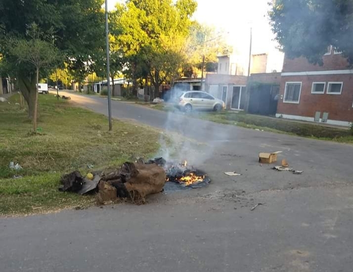 Uno de los contenedores incendiados Uno de los contenedores incendiados
