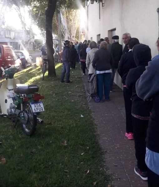 La fila de abuelos esperando por un bols&oacute;n