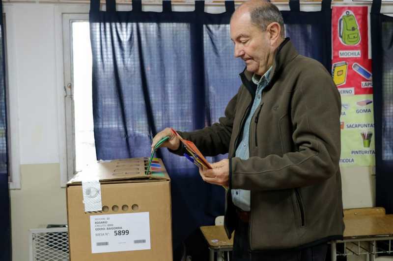 El intendente a la hora de sufragar