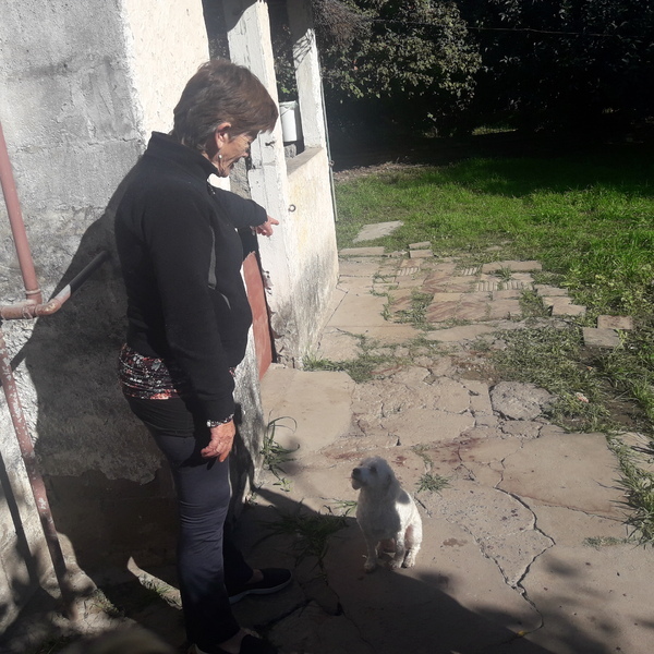 La tía de Juan Cruz muestra el lugar donde cayó abatido su sobrino La tía de Juan Cruz muestra el lugar donde cayó abatido su sobrino