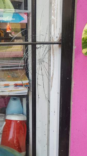 Uno de los impactos en la vidriera del local