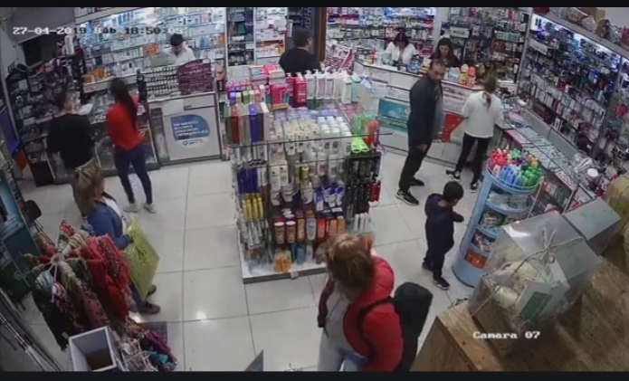 El robo qued&oacute; registrado en la c&aacute;mara de seguridad