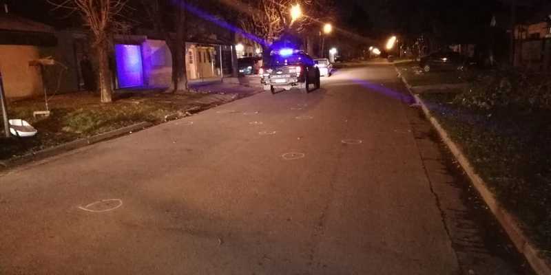 La puerta alcanzada por los disparos