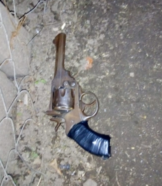 El arma secuestrada por personal policial El arma secuestrada por personal policial