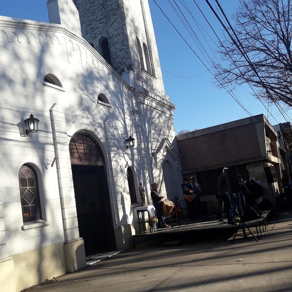 La celebraci&oacute;n frente a la parroquia