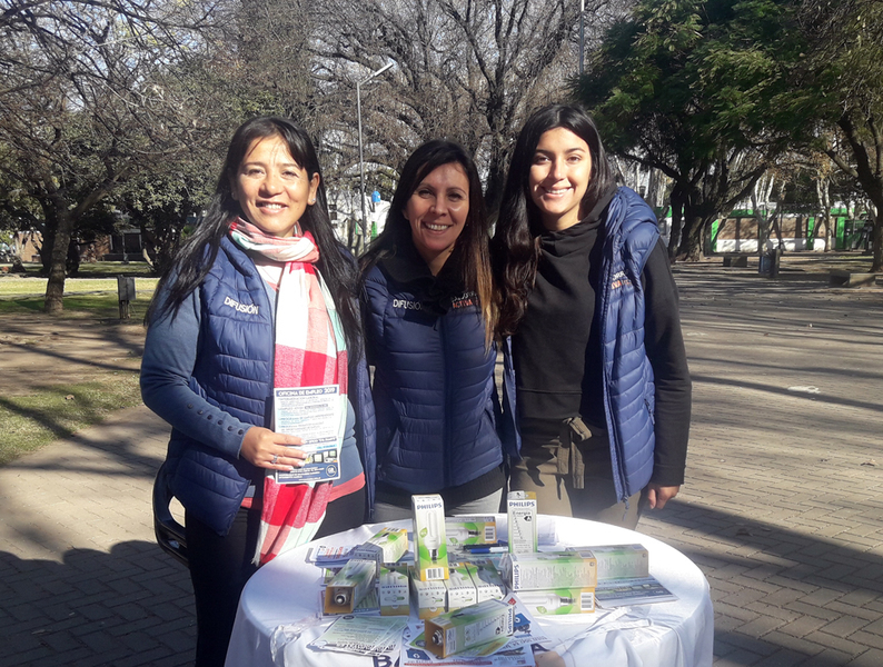 La entrega de luminarias en la plaza de barrio centro