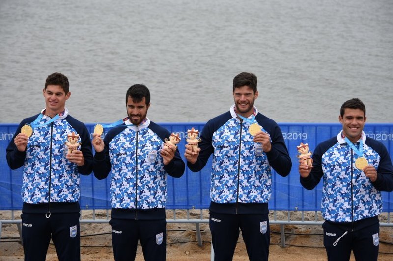 Los deportistas argentinos posan con las preseas de oro