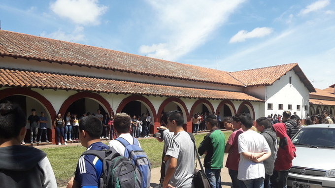 Uno de los abrazos solidarios realizados en la Escuela 330