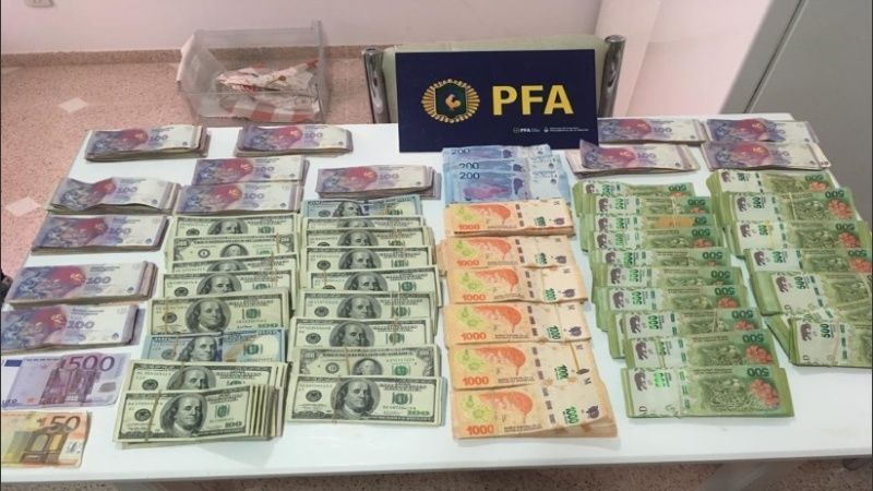 Parte del dinero secuestrado en los allanamientos en San Lorenzo
