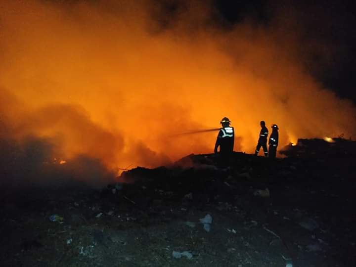 Intenso trabajo de los bomberos Voluntarios Intenso trabajo de los bomberos Voluntarios