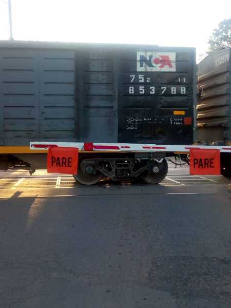 La formaci&oacute;n detenida sobre el paso a nivel