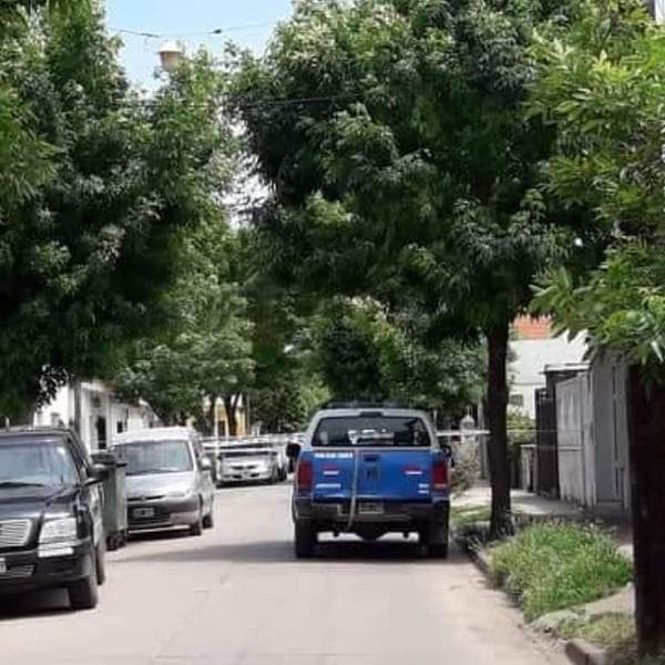 El m&oacute;vil policial en la vivienda (Foto Notinet)
