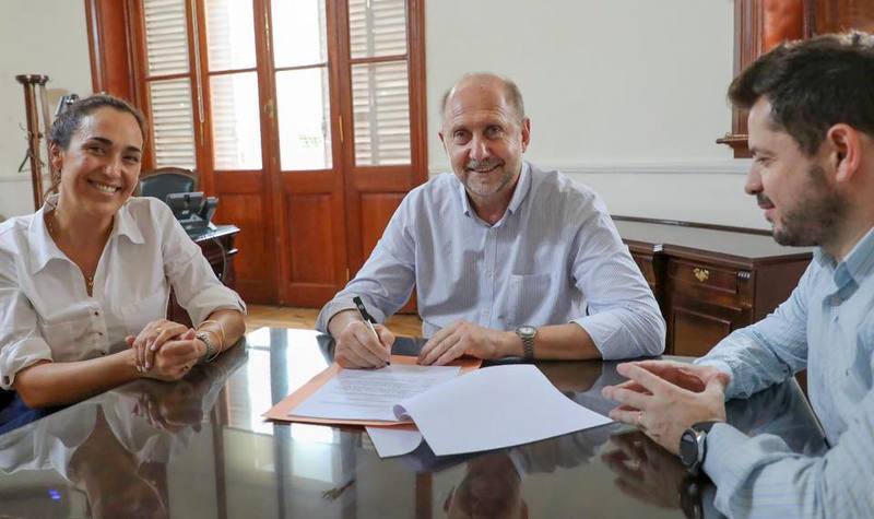 El Gobernador provincial en la firma del decreto junto a Erika Gonnet