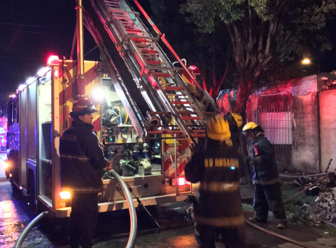 Trabajaros varias dotaciones de bomberos Foto El Urbano