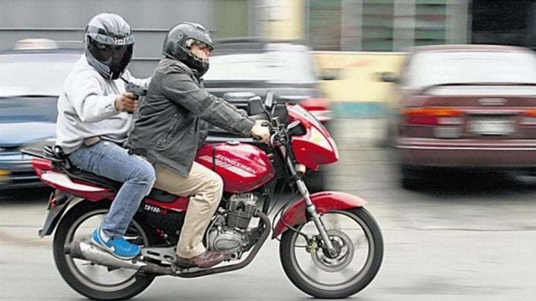 No quieren parejas en motos