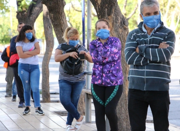 En la calle a usar tapabocas