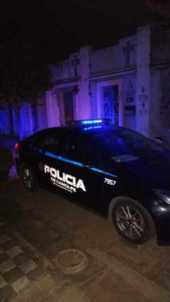 El m&oacute;vil policial inspeccionando