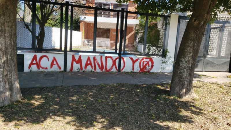 Los grafitis sobre la entrada