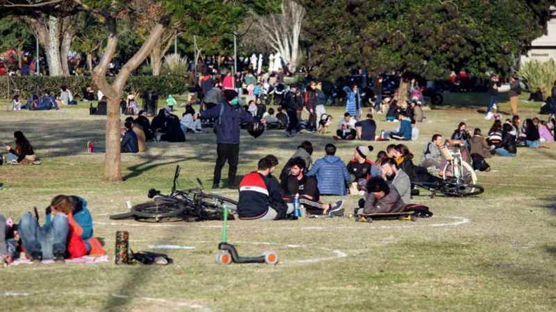 La masiva presencia de vecinos en lugares recreativos