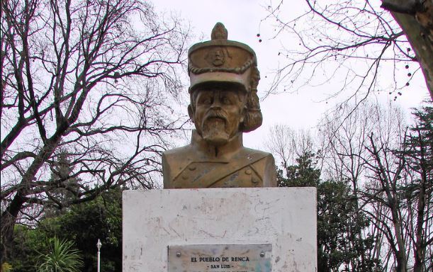 El busto del Granadero ubicado en la plaza 9 de Julio