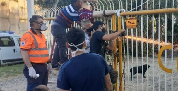 Imagen de Qued&oacute; atascado en una reja y bomberos tuvieron que rescatarlo