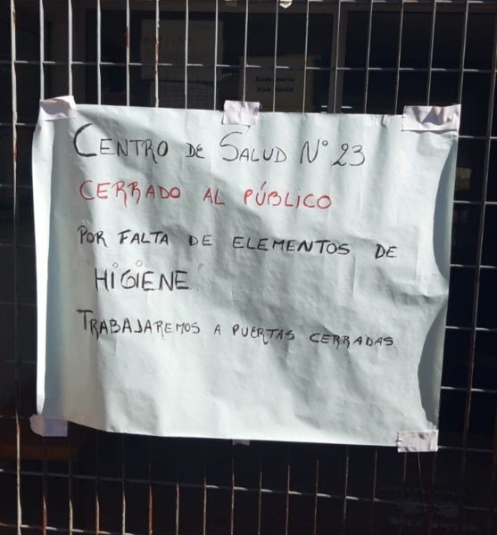 El cartel que anuncia el cierre de atenci&oacute;n