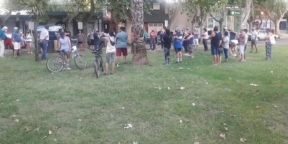 Los vecinos en la plaza de barrio centro