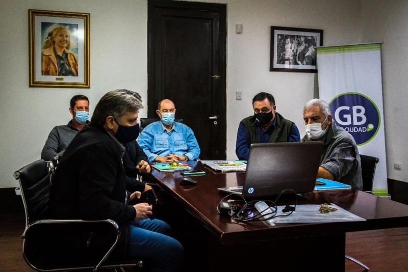 Las autoridades en la reunión educativa