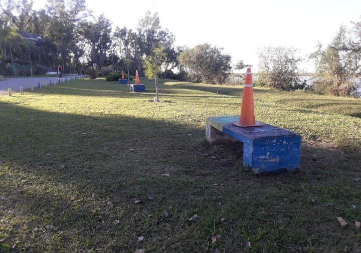 Los conos sobre los asientos