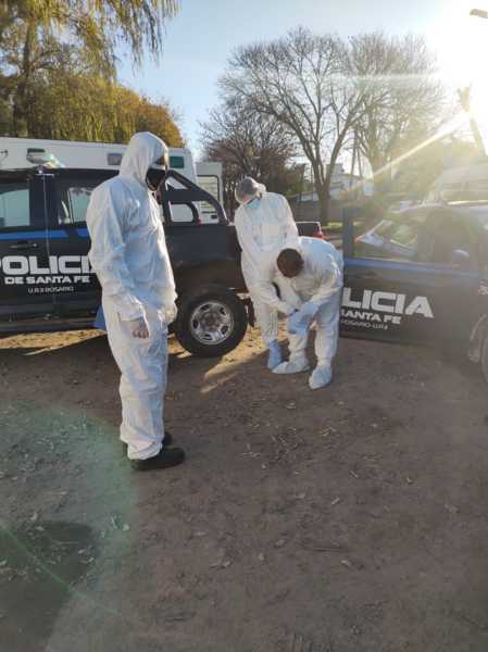 Los policías con equipos de bio seguridad