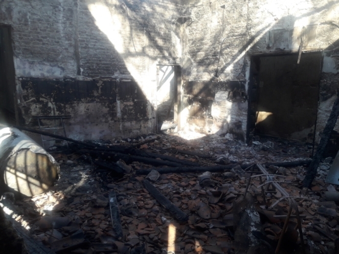 Los restos del incendio de ayer