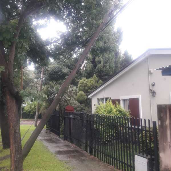 Asi estuvo el poste durante tres meses