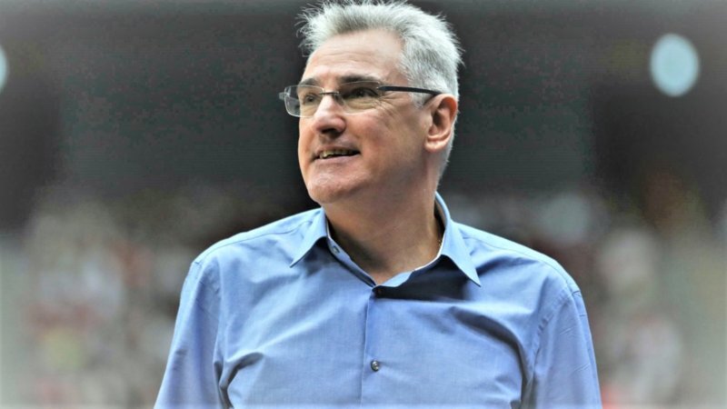 El destacado entrenador de basquetbol