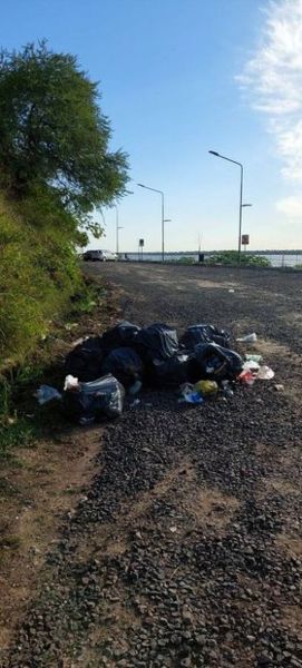 La costanera con bolsas de basuras