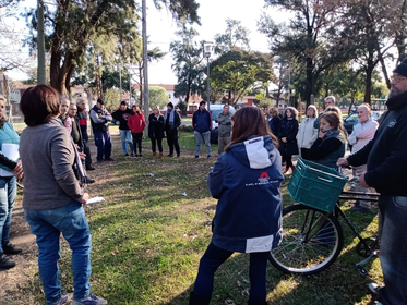 Los vecinos concentrados en el predio del barrio