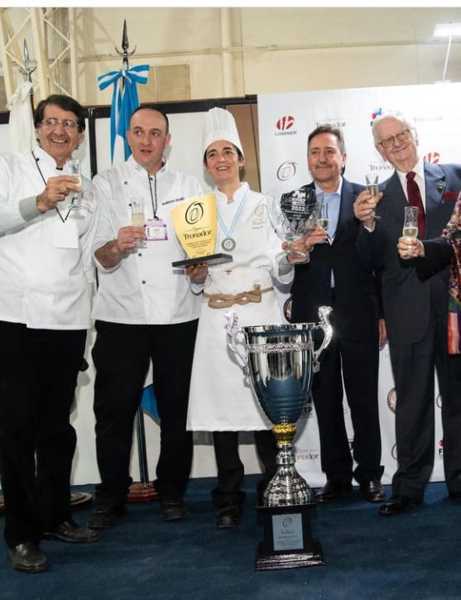 María Belén recibiendo el trofeo