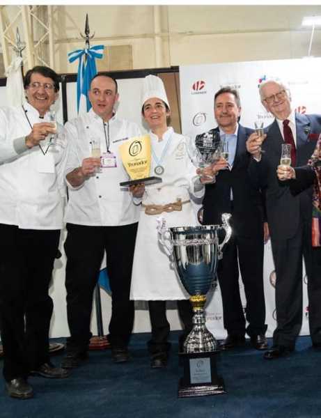 Mar&iacute;a Bel&eacute;n recibiendo el trofeo
