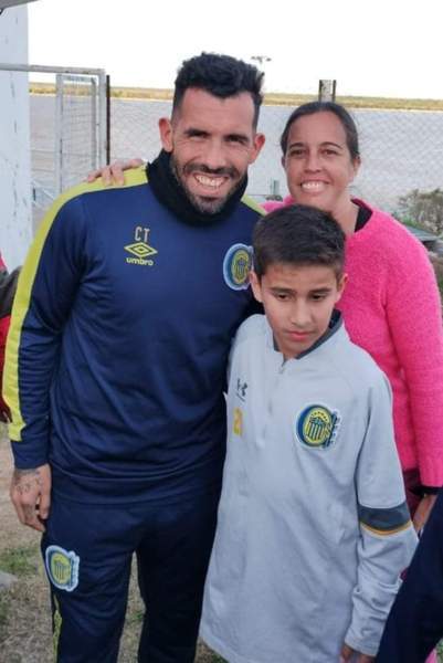 El Apache se sac&oacute; fotos con los hinchas de Central