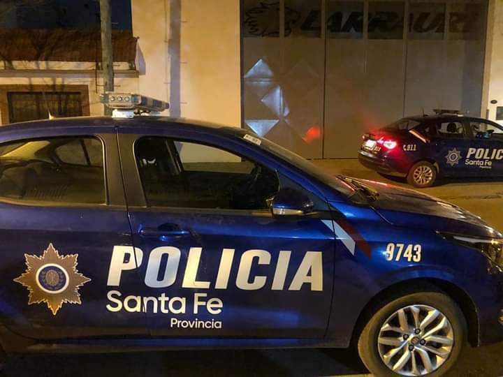 El m&oacute;vil policial atacado