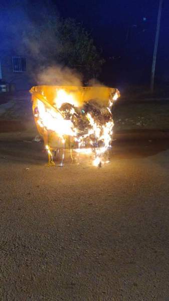 Uno de los contenedores incendiados