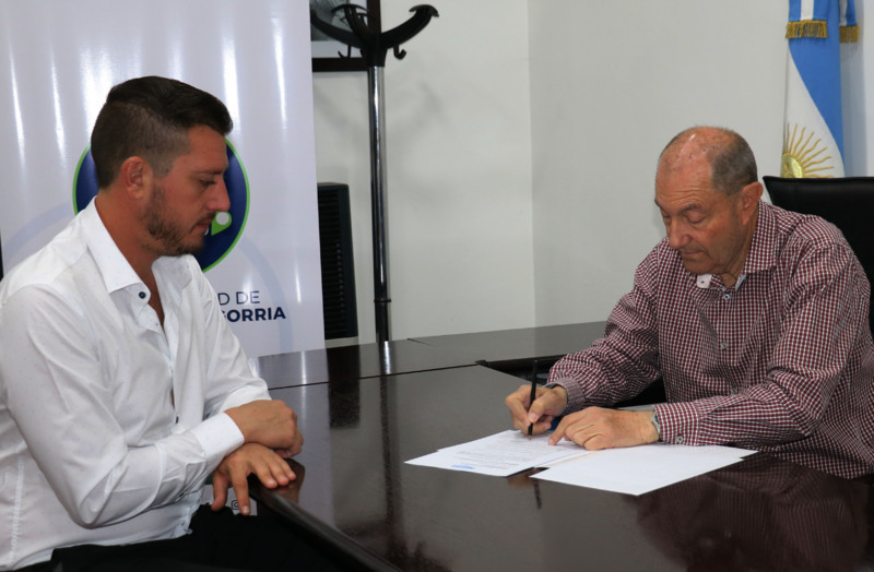 El Intendente Maglia firmando el traspaso