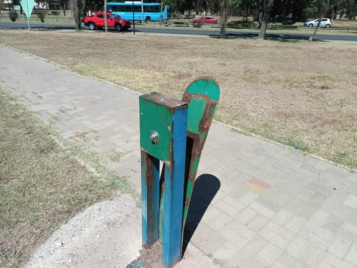 Uno de los bebederos vandalizado