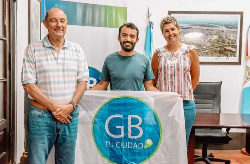 Alexis junto al Intendente y la secretaria de cultura