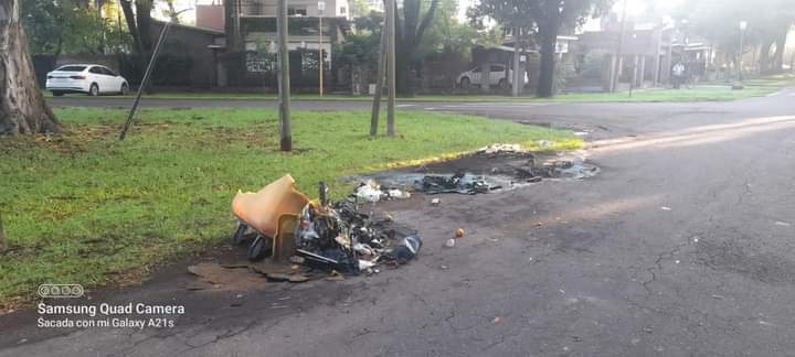 Uno de los contenedores incendiados