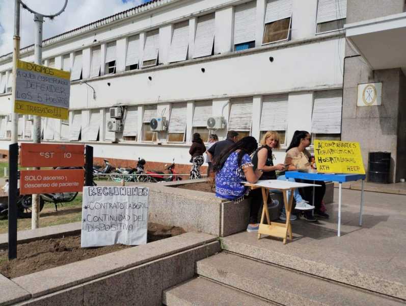 La protesta en la puerta del nosocomio La protesta en la puerta del nosocomio
