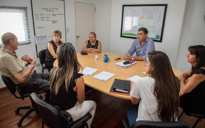 Las autoridades en la reuni&oacute;n con los vecinos